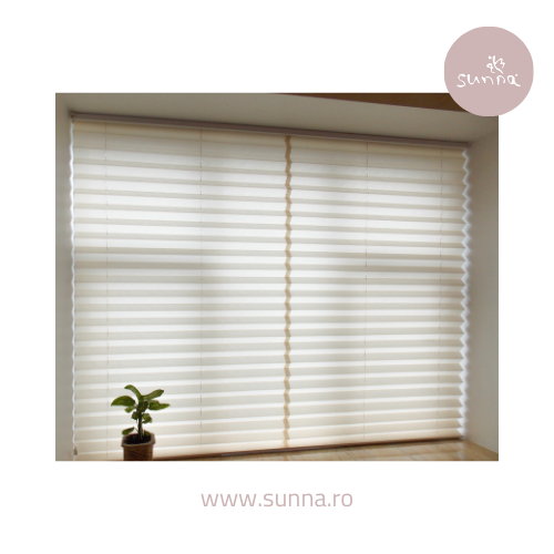 Plisee sus-jos în living modern, intimitate jos și lumină naturală sus