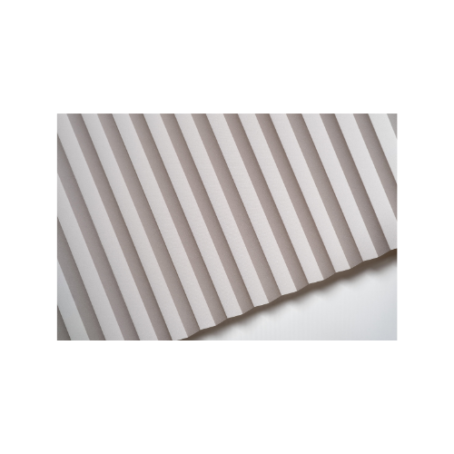 Detaliu pliseu: pliuri tip acordeon și ghidaj pe fereastră