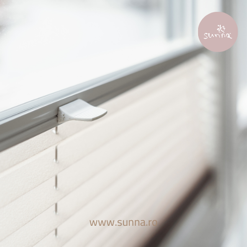 Cum alegi jaluzelele plisee potrivite pentru living